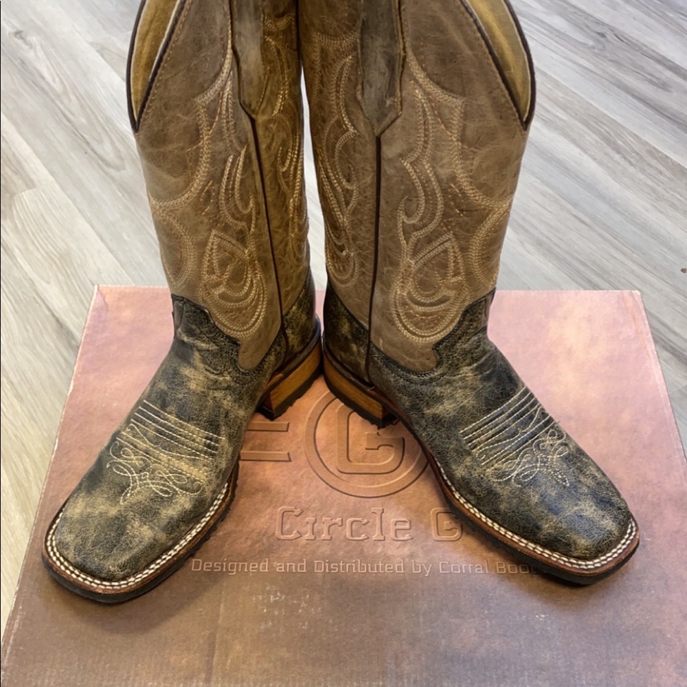 New, never worn. Size 7.